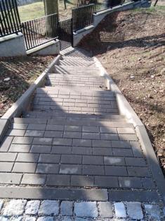 Vybudování chodníku a schodiště na hřbitově